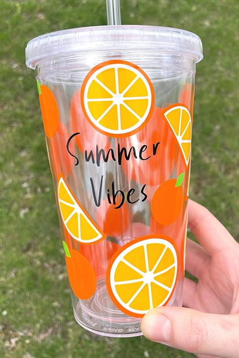 summer vibes clear tumbler covered with orange slice vinyl decals and the words "summer vibes" Summer Cricut Projects, Plastic Cups Design, Layering Vinyl, Cup Inspiration, Bling Bottles, Cup Making, Summer Cups, Diy Tumbler, Using Cricut