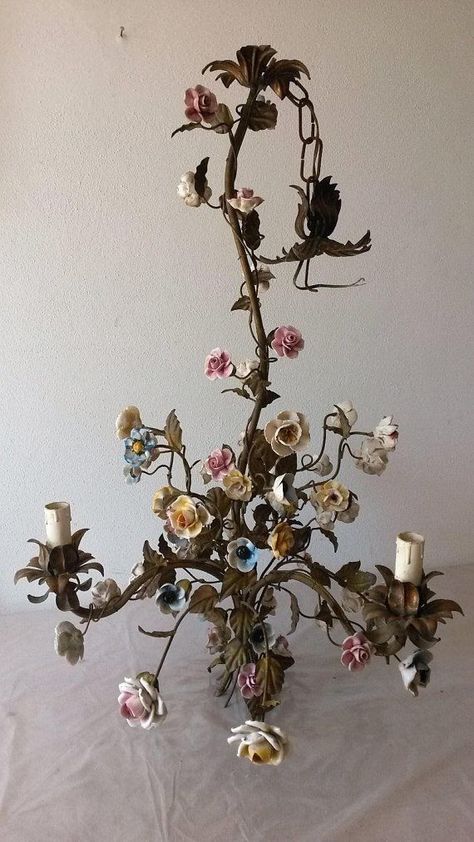 Antique Lamps Victorian, Tole Chandelier, Fairy Room, Chandelier Vintage, Statement Chandeliers, Antique Lamps, Porcelain Flowers, Dream House Interior, The Ceiling