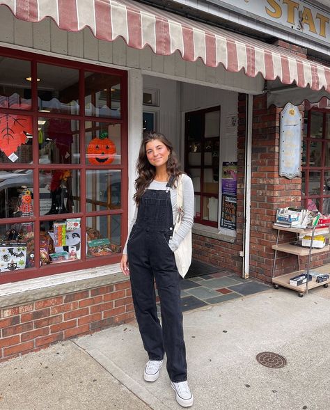 Black Denim Dress Fall, Overall Outfit Ideas Fall, Sweater Under Overalls Outfit, Black Overalls Fall Outfit, Black Overalls Outfit Women, Overall Black Outfits, Overall Pants Outfit Fall, Black Overall Jumpsuit Outfit, Overalls In Fall