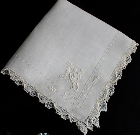 Handkerchief Embroidery, Hand Embroidery Letters, Sewing Corner, Embroidered Hankies, Wings Book, Monogram Embroidery, Civil Wedding Dresses, Embroidered Handkerchief, Embroidered Napkins