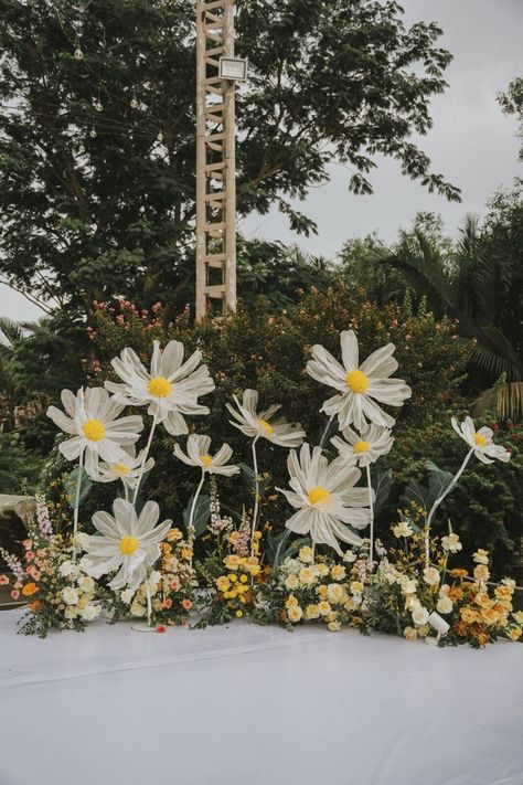 Wedding Concept Ideas, Wedding Backdrop Outdoor, Giant Flowers Wedding, Unique Wedding Backdrop, Giant Flower Backdrop, Wedding Decor Backdrop, Daisy Wedding Theme, Outdoor Wedding Backdrop, Daisies Wedding