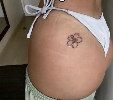 Cute Hawaii Tattoos, La Lorna Tattoo, Delicate Tattoos For Women Inspiration, First Tattoo Black Women, Virgo Hip Tattoo, Baddie Small Tattoo Ideas, Fat People Tattoos, Backshot Tattoo, Ocean Lower Back Tattoo