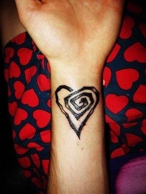 tim burton heart Tim Burton Tattoo, Emo Tattoos, Heart Tattoo Wrist, Tattoo Prices, Twisted Heart, Heart Tattoo Designs, Weird Tattoos, Tattoo Trends, Design Tattoo