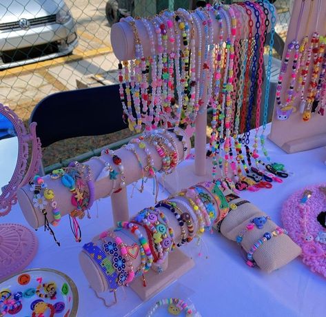 Bracelet Pop Up Stand Ideas, Bracelet Stall, Bracelet Pop Up Stand, Bracelet Small Business, Make Clay Beads, Jewelry Shop Display, Craft Fair Booth Display, Girly Bracelets, Bracelet Stand