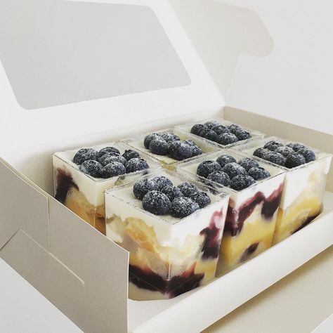 Blueberry-Lemon Tiramisu #StayAtHome #dudukrumahdiamdiam #kamihantar Blueberry Tiramisu, Berry Tiramisu, Lemon Tiramisu, Dream Dessert, Blue Berry, Dessert Shop, Cake Box, Homemade Treats, Lemon Blueberry