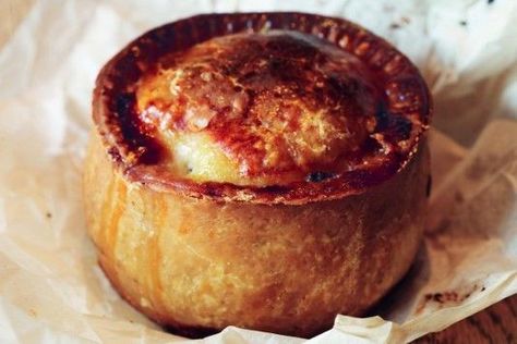 Melton Mowbray Pork Pie, Pie Savory, Pork Pie Recipe, Pork Pies, Meat Pie Recipe, Savoury Pies, British Cooking, Favorite Pie Recipes, Picnic Recipes