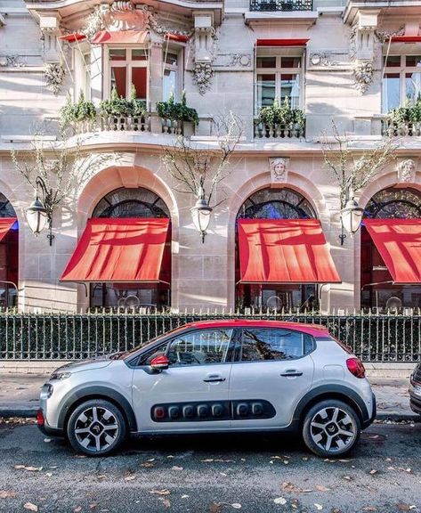 Big city life atmosphere with Citroën #C3 urban and modern style composed of a floating roof design and light signature  Beautiful picture from @aliandreeamakeup Floating Roof, Citroen Car, Citroen C3, City Car, Car Lease, Citroen Ds, Roof Design, Beautiful Picture, Big City