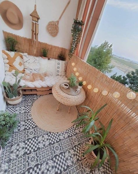 Balcon Mic, Small Patio Decor, Boho Apartments, Balkon Decor, Diy Balcony, Balcony Ideas Indian, Boho Patio, Small Balcony Design, Apartment Diy