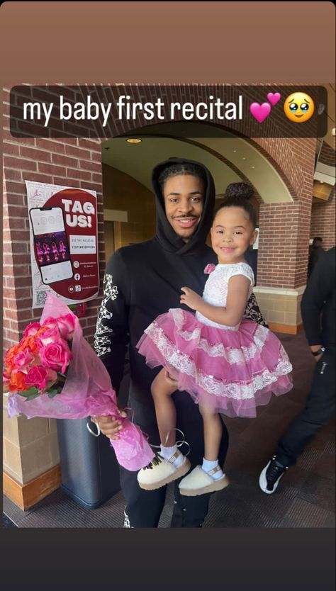 Ja Morant And Karri, Ja Morant And Daughter, Nba Dads, Basketball Boyfriend, Ja Morant Style, Dad Outfits, Dread Hairstyles For Men, Cute Black Guys