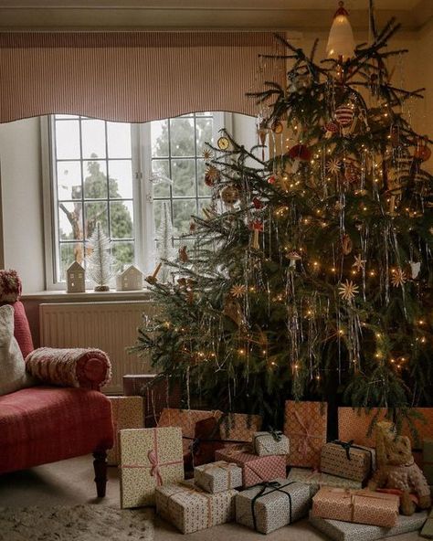 Sarah Kirk on Instagram: "I cannot wait to play with their toys all day. . . . . #christmaseve #christmastree #vintagechristmas #englishcountryside #cottagechristmas #cottagecore #countrychristmas #vintagechristmastree #christmaspresents #vintagehome #countryliving #slowliving #slowandsimpledays #christmasiscoming #countrylife #countryhome #homemaker #wearethehomemakers #cornersofmyhome #hyggehome #houseandhome #homestyling #stylingtheseasons #embracetheseasons #slowsimpleseasonal #cotswolds #co Cottage Core Christmas, Cottagecore Christmas, 2025 Christmas, English Christmas, Shabby Christmas, Country Christmas Decorations, Cottage Christmas, Holiday Garlands, Tree Themes