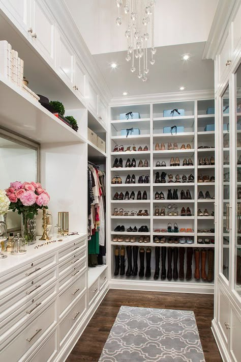 15 Elegant Luxury Walk In Closet Ideas To Store Your Clothes In That Look Like Boutiques Organiser Son Dressing, House Closet, Closet Redo, Interior Design Blogs, Grand Dressing, Amazing Closets, Walking Closet, Closet Hacks Organizing, Dream Closets