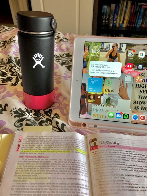 bible study hydro flask vsco aesthetic indie ipad that girl christian filter preppy apple Christian Vsco Aesthetic, Preppy Study Aesthetic, Preppy Studying, Hydro Flask Aesthetic, Preppy Bible, Thanks Jesus, Psalms Verses, Holy Girl, Aesthetic Pin