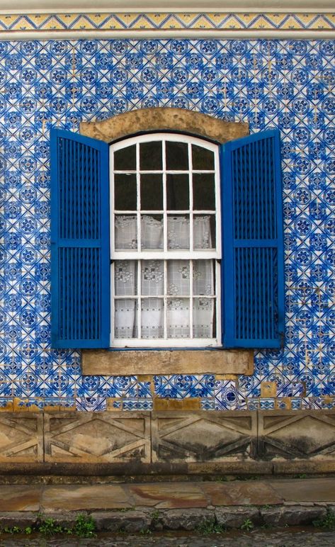 Colorful Windows & Doors in Minas Gerais, Brazil | This Is My Happiness.com #Brazil #travel #windows Colorful Windows, Brazil Architecture, Windows Architecture, Exterior Window, Blue Window, Blue Shutters, Ivy House, Windows Me, My Happiness