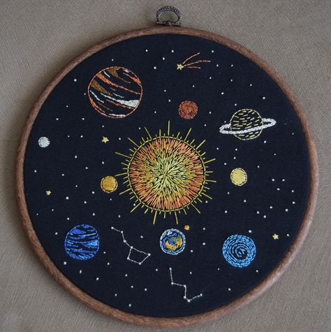 Solar System Embroidery, Embroidery Universe, Astronomy Embroidery, Embroidered Planets, Space Embroidery Pattern, Solar System Project Ideas, Planets Embroidery, Universe Embroidery, Earth Embroidery