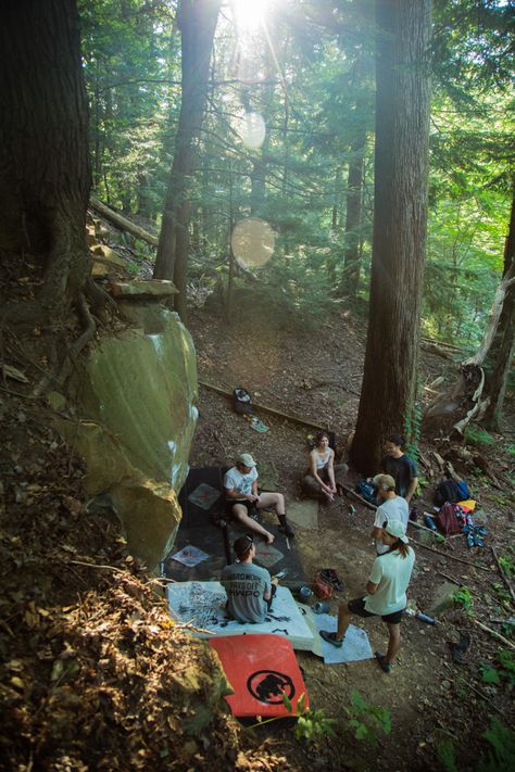 A top down photo of a group of friends sitting a circle on top of crash pads next to a boulder. Outdoor Climbing Aesthetic, Crunchy Granola Aesthetic, Bouldering Aesthetic, Crunchy Aesthetic, Outdoor Bouldering, Rock Climbing Aesthetic, Climbing Aesthetic, Forest Camp, Field Work