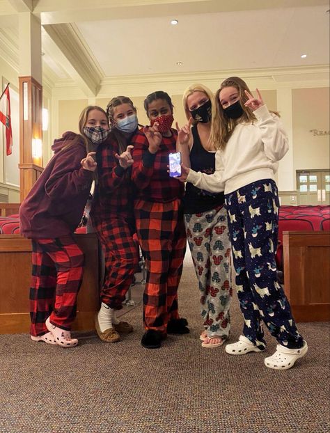 Christmas Outfit Pajamas, Christmas Pj Day At School, Christmas Pj Outfit Ideas, Bff Matching Pjs, Pyjama Day School, Romanticising Christmas, Friends Christmas Pictures, Pj Day Spirit Week Outfits, Matching Pjs Friends