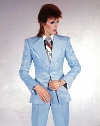 David Bowie Makeup, Blue Suit Outfit, Bowie Life On Mars, David Bowie Fashion, Bowie Ziggy Stardust, Light Blue Suit, David Bowie Ziggy Stardust, David Bowie Ziggy, Life On Mars