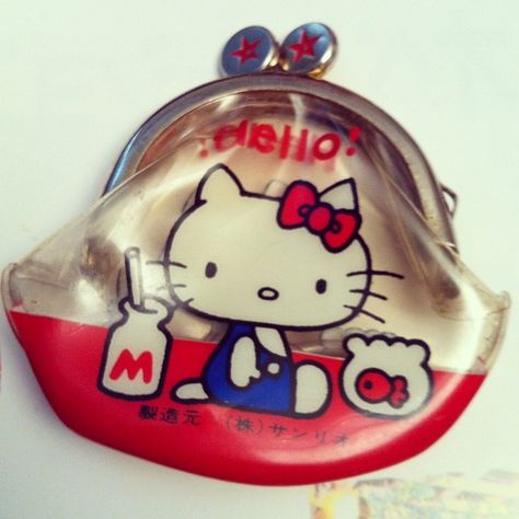 The original Hello Kitty coin purse from 1974! Candy Stars, Cat Coin Purse, Making Cookies, Cute Coin Purse, Cat Purse, Cute Wallets, Hello Kitty Pictures, Hello Kitty Items, Pencil Boxes