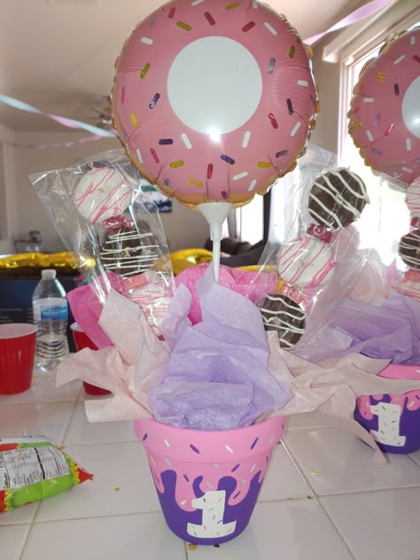 Donut First Birthday Party Decorations, 2 Sweet Birthday Party Centerpieces, Four Ever Sweet Centerpieces, Donut Party Centerpieces Diy, Donut Themed Birthday Party Centerpiece, Donut Theme Centerpieces, Two Sweet Party Centerpieces, Donut Birthday Party Centerpiece Ideas, Doughnut Centerpiece Ideas