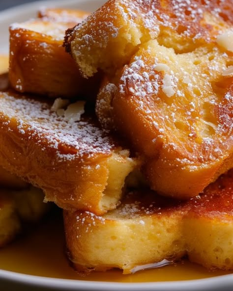 I seriously could wake up to eating this every day Overnight French Toast Recipe, Cooktop Cove, French Toast Recipes, Breakfast Crockpot Recipes, Best Breakfast Casserole, Overnight French Toast, French Toast Breakfast, Crockpot Breakfast, Breakfast Sweets