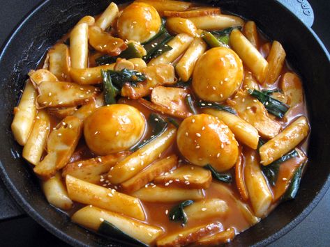 Topokki Recipe, Tteokbokki Recipe, Healthy Chips, Spicy Dishes, Korean Dishes, Egg Toast, Mushroom Sauce, Toasted Sesame Seeds, Fish Cake