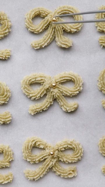 amy h. on Instagram: "day 4: genmaicha bow cookies 🎀 these genmaicha bows are almost too cute to eat? the technique for making these butter cookies is the same as the one to make my matcha wreaths, so if you’ve made those before, you’re a pro! instead of matcha, we’re putting the contents of genmaicha tea bags into a food processor or mortar pestle and grinding it down to a powder. add to the dry ingredients and you’ll get a roasty toasty tea-flavoured cookie 113g (1/2 cup) unsalted butter, very soft* 36g (5 tbsp) icing sugar 1/2 tsp vanilla 96g  (3/4 cup + 1 tbsp) all-purpose flour 36g  (5 tbsp) rice flour 1 tbsp genmaicha powder (blitz ~3 tea bags) 1/4 tsp salt gold sprinkles, for decorating line a baking sheet with parchment paper and set aside in a bowl, combine softened butter and Bow Cookies, Holiday Bakes, Genmaicha Tea, Wreath Cookies, Gold Sprinkles, Cooking Book, Party Cookies, Mortar Pestle, Cookie Business