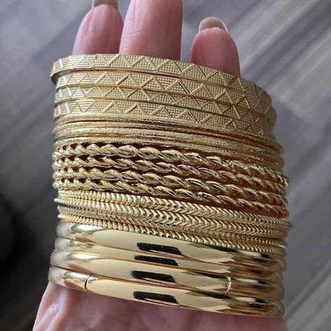 Gold Bangle Bracelets, Textured Bracelet, Womens Bangles, Bangles Making, Boho Chic Jewelry, Gold Bracelet For Women, Gold Bracelets, Stacked Bangles, Stackable Bracelets