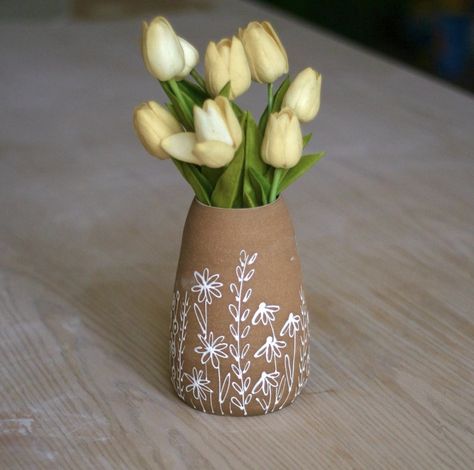 Clay Vase Painting Ideas, Coil Pottery, Flower Pot Art, Flower Pot Design, Pottery Workshop, Pottery Handbuilding, Flower Carving, Clay Vase, Pottery Classes