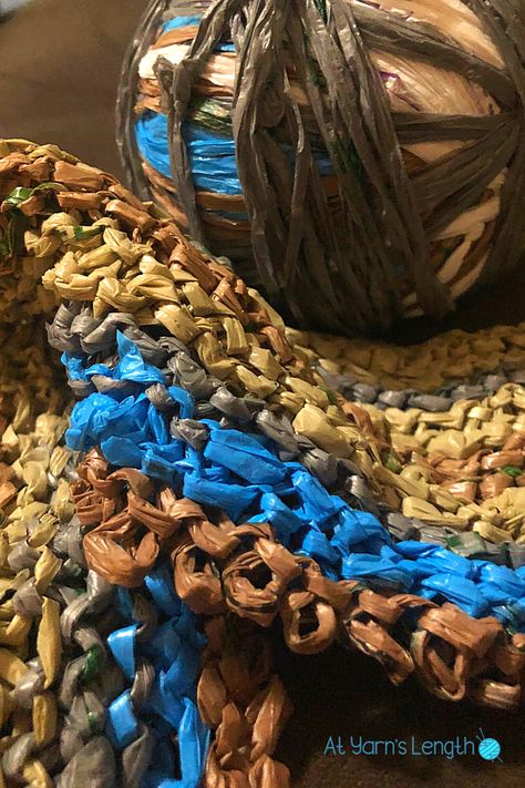 Upcycling Textiles Ideas, Plarn Projects, Plastic Weaving, Recycled Crochet, Diy Recycle Plastic, Recycling Bags, Plastic Knitting, Plastic Crochet, Recycled Ideas