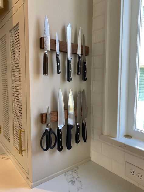 Knife Storage Countertop, Knife Strip In Kitchen, Metal Knife Strip In Kitchen, Kitchen Knives Storage Ideas, How To Store Knives, Knife Kitchen Storage, Magnetic Knife Holder Kitchen, Knives Storage Ideas, Kitchen Knife Organization