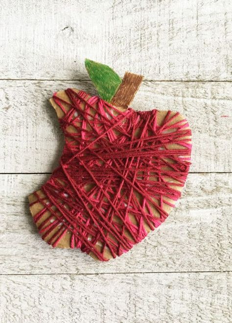 Apple Crafts For Adults, Yarn Apples, Craft With Yarn, Apple Printable, Textile Art Projects, Apple Template, Fun Fall Decor, Yarn Crafts For Kids, Apple Craft