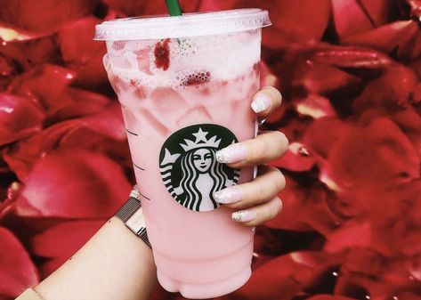 Starburst Drink, Starbucks Pink Drink Recipe, Pink Drink Starbucks, Starbucks Pink Drink, Pink Drink Recipes, Starbucks Hacks, Starbucks Strawberry, Starbucks Drinks Diy, Coffee Extract