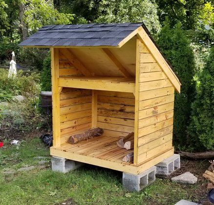 Lille brændeskur til bålpladsen Wood Shack, Firewood Storage Outdoor, Outdoor Firewood Rack, Diy Recycled Projects, Firewood Shed, Wood Storage Sheds, Wood Pile, Garden Tool Shed, Wood Crafting Tools