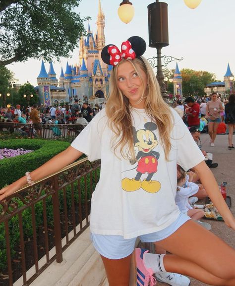 Disney World Photo Ideas, Disneyworld Outfits, Disney Park Outfit, Disney Poses, Disney Trip Outfits, Disney Outfits Women, Theme Park Outfits, Disney Themed Outfits, Cute Disney Outfits