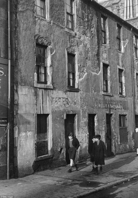 Gorbals Glasgow, Group Of Boys, Paddington Station, Street Urchin, Boy Walking, Street Portrait, Glasgow Scotland, Old Pictures, Ottawa