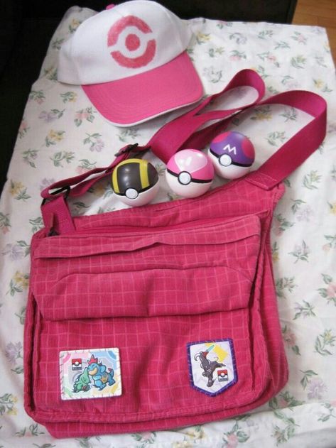 Hilda Cosplay, Pokemon Trainer Cosplay, Dratini Pokemon, White Pokemon, Pokemon Hilda, Pokemon Trainer Outfits, Like Pokemon, Pokemon Bag, 3d Pokemon