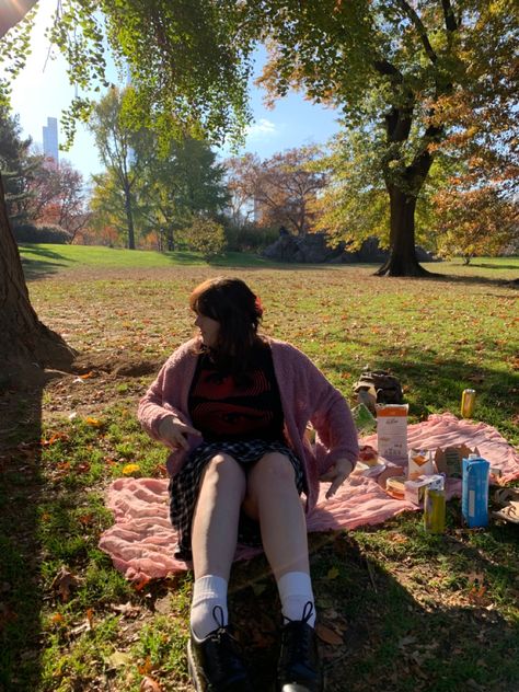 #picnic #fall #centralpark #nyc #picnicinthepark #cute #coupleromantic #dateideas #sun #nycblogger #park #picnicblanket #date #outfits #docmartensstyle Central Park Picnic Outfit, Central Park Date Aesthetic, Park Date Outfit, Central Park Picnic Aesthetic, Picnic Fall, Reading In Central Park, Park Date, Central Park Bike Ride, Doc Martens Style