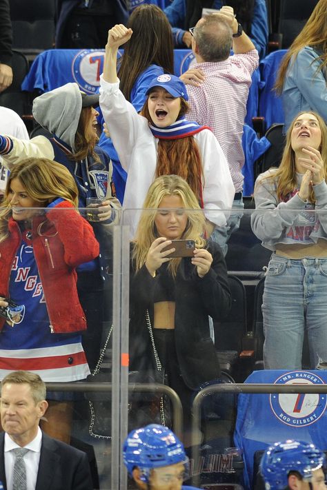 Gigi Hadid with Leah McCarthy at the Rangers vs. Dallas Stars hockey game at Madison Square Garden - October 14, 2021. Hockey Jersey Outfit Woman, Leah Mccarthy, Hockey Game Outfit, Dallas Stars Hockey, Stars Hockey, Sporty Spice, Hockey Game, Hockey Games, Dallas Stars