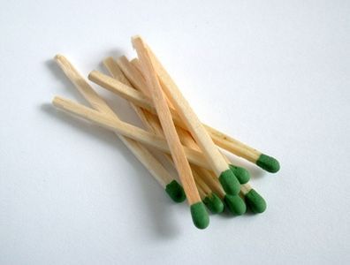 How to Make a Homemade Match - If you can't squeeze matches into your budget then you really need to remanage all this time you're spending on pinterest. Bush Craft, Diy Bird Bath, Emergency Preparation, Match Stick, Safety Matches, Diy Mothers Day Gifts, In Case Of Emergency, How To Make Homemade, Survival Tips