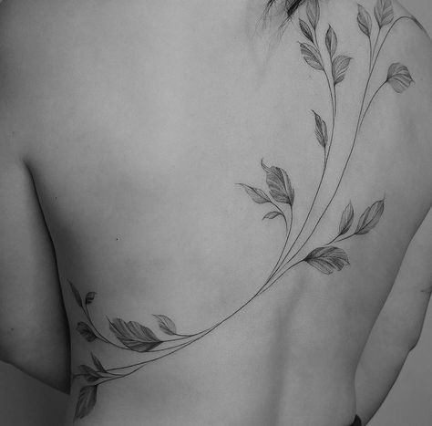 Vine Body Tattoos For Women, Vines Tattoo Back, Vine Tattoos Ribs, Leaves On Back Tattoo, Full Body Flower Vine Tattoo, Hip Side Tattoos Women, Vine Back Tattoo Women, Vine Body Tattoo, Tatoos Legs Woman