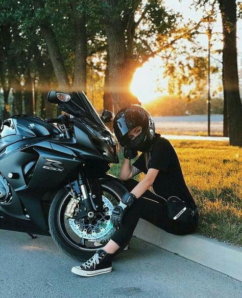 Moto Girl Aesthetic, Bike Rider Photography, Motorcycle Photo Shoot, Xe Ducati, Female Motorcycle Riders, Biker Photography, Biker Photoshoot, Bike Pictures, Bike Aesthetic