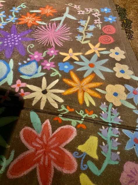 Flower Chalk Art Sidewalk, Sidewalk Chalk Flowers, Fall Chalk Art Sidewalk, Chalk Art Flowers, Flower Chalk Art, Chalk Flowers, Fun Chalk Art, Plank Art, Chalk Ideas