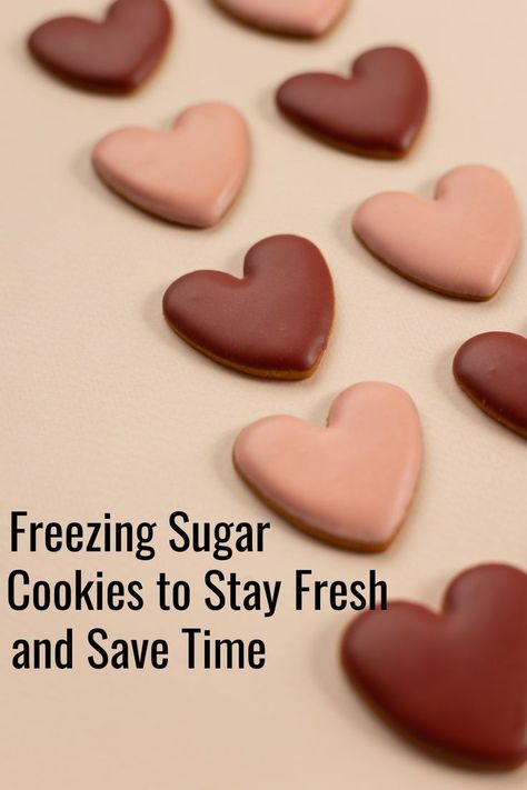 How to freeze sugar cookies with royal icing Freeze Cookies, Stiff Buttercream Frosting Recipe, Wedding Recipes, Sugar Cookie Icing Recipe, Cookie Shapes, Cookie Decorating Icing, Christmas Sugar Cookies Decorated, Maple Cookies, Cookie Icing Recipe