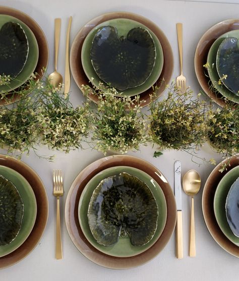 The perfect natural table decoration, here are the finest stoneware plates for you. Brown and green combined to create an astonishing modern tablescape. Featured are the ceramic leaf plates resembling a dark forest. And for a glamorous touch, the matte gold Bauhaus cutlery set. This is a great idea for farm or winery weddings! #nature #spring #autumn #naturaldecor #tabletop #tablescapes #tabledecorations #dinnersetting #dinnerware #plates #dishes #ceramic #tableware #cutlerysets #madeinportugal Green Dinnerware Table Setting, Dark Green Dinner Plates, Stoneware Dishes Dinnerware Sets, Dark Plates Table Setting, Different Plates Table, Green Plates Dinnerware, Green Plate Set, Green Dishes Set, Dark Green Plates