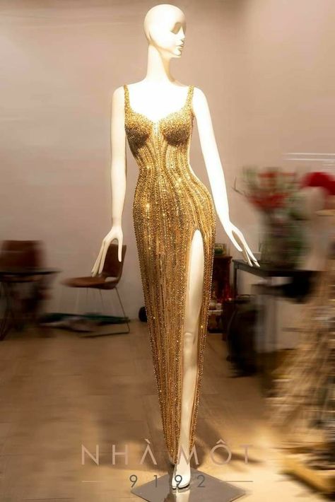 Dr Red Carpet Dresses, Beyonce Award Dresses, Fancy Dresses Red Carpet, Met Gala Dresses Aesthetic, Extravagant Dresses Evening, Moulin Rouge Inspired Dress, Outfit Ideas For Special Occasions, Formal Knit Dress, Met Gala After Party Outfit Ideas