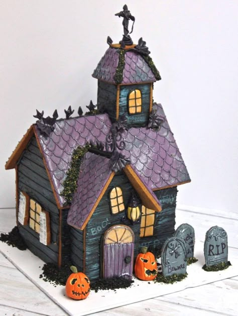 Diy Haunted Gingerbread House, Ginger Bread Halloween House, Beetlejuice Gingerbread House, Haunted Gingerbread House Ideas, Gingerbread House Halloween, Gothic Gingerbread House, Spooky Gingerbread House, Haunted House Gingerbread, Gingerbread Haunted House