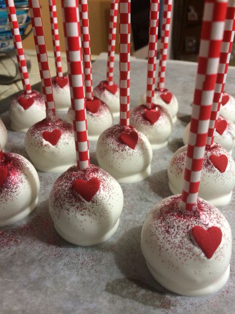 Queen of hearts cake pops Queen Of Hearts Cake Ideas, Queen Of Hearts Food Ideas, Queen Of Hearts Desserts, Queen Of Hearts First Birthday Party, Queen Of Hearts Party Ideas, Queen Of Hearts Bridal Shower Ideas, Queen Of Hearts Theme Quince, Queen Of Hearts Birthday Party, Queen Of Hearts Cake Birthday