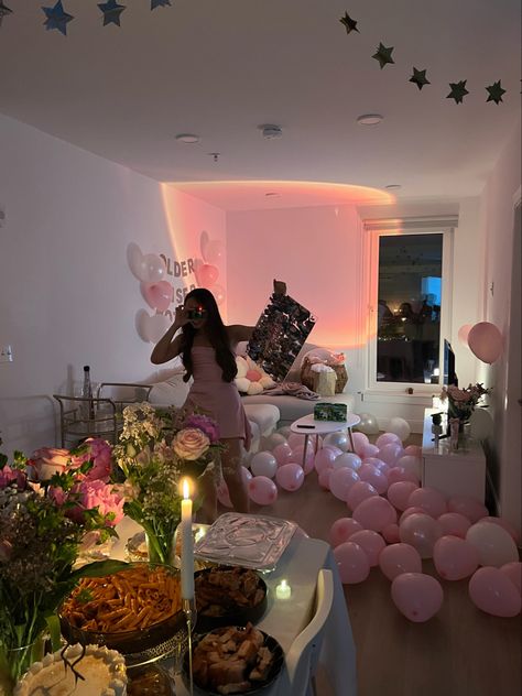 aesthetic birthday Birthday Party Apartment Decor, 21 Birthday House Party Ideas, Photobooth At Home, House Party Birthday Decoration, 21st Birthday Themes Dress Up, 21st Birthday Sleepover, 15tg Birthday Ideas, 19th Bday Party Ideas, 13 Birthday Aesthetic