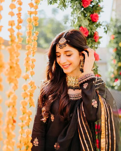 Mawra Hocane Dresses, Mawra Hocane, Pakistani Women Dresses, Celebrity Fashion Looks, Designer Dresses Casual, Victoria Justice, Pakistani Actress, Beautiful Long Hair, Pakistani Outfits