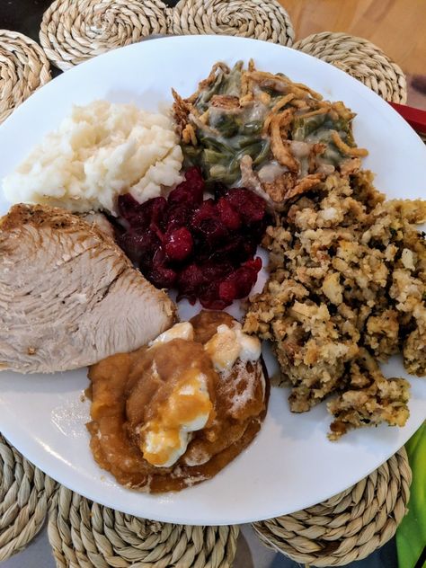 Thanksgiving Plate Thanksgiving Plate Aesthetic, Thanksgiving Plates Food, Aethestic Outfits, Thanksgiving Dinner Plate, Thanksgiving Corn Bread, Thanksgiving Food Table, Thanksgiving Dinner Plates, Thanksgiving Plate, November Mood